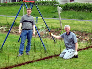 Einn af okkar bestu vinum, Bjarni (� hnj�num), vi� gr��ursetningu