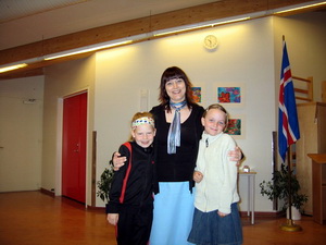 Helga J�na og Arna Hr�nn me� Hj�rd�si, kennara s�num