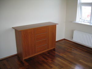 Fyrsta h�sgagni� sem var flutt � n�ju �b��ina