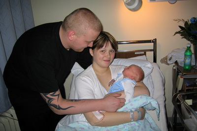 Hamingjusamir foreldrar me� litla k�tinn