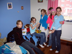 Vinkonuh�purinn � afm�li hj� �rnu Hr�nn