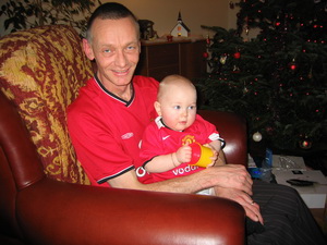 Afi �rni er svona �reytulegur � svipinn �v� Manchester United var a� detta �t �r meistaradeild Evr�pu