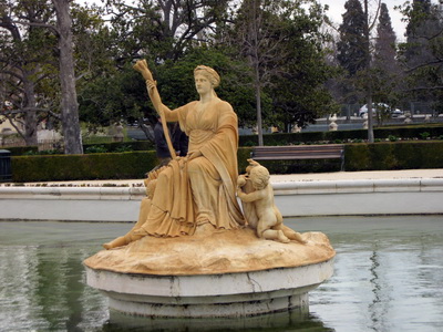 Falleg stytta eins og svo margar � Sp�ni