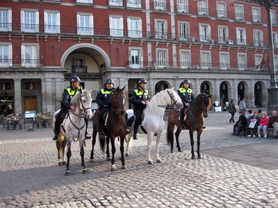 L�greglumenn � hestum, alltaf tignarleg sj�n