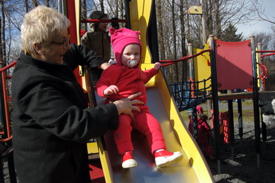 Elsa D�s trompa�ist �egar D�ra dr� hana fr� rennibrautinni