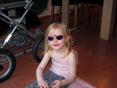 T�ffarinn Elsa D�s me� D�rus�lgleraugu