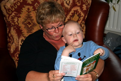 Ingibj�rg a� lesa um litlu d�rin � b�num