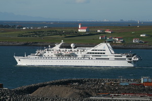 Skemmtifer�askipi� Le Diamant � lei� fr� Hafnarfjar�arh�fn