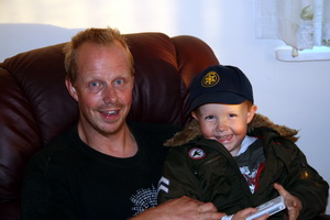 Svenni og Kristj�n gla�ir � brag�i