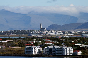 Hallgr�mskirkja, Skar�shei�i � bakgrunni