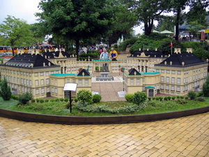 �tr�legt hva� h�gt er a� byggja me� Legokubbum