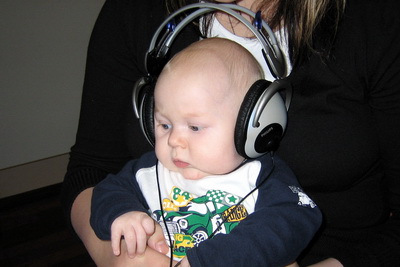 Litli t�nlistarma�urinn a� hlusta � ERA