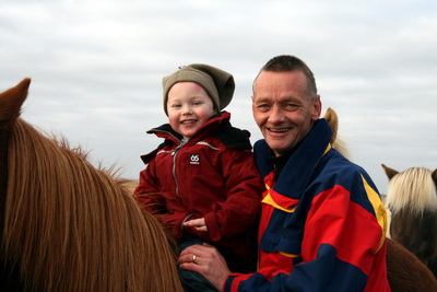 Kominn � hestbak aftur og afi passar mig