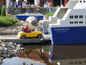 Alva � lei� um bor� � ferjuna