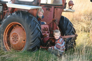 Arnar Ingi og Kristj�n a� gera vi� traktorinn fyrir afa sinn