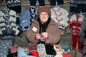 �essi eistneska gla�lega kona prj�na�i peysu � Einar �la