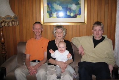 Fj�rir �ttli�ir saman, Einar �li me� pabba, afa og lang�mmu