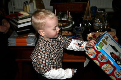 Traktor og kerra � j�lagj�f fr� Kollu lang�mmu