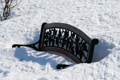 Of mikill snj�r e�a of stuttir f�tur � bekknum