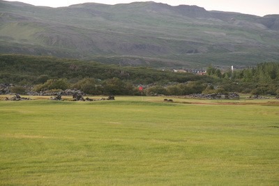 Golfv�llurinn Glanni er � fallegu umhverfi, Bifr�st � baks�n