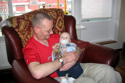 Hj� afa � Hafnarfir�i me� fyrsta p�skaeggi�