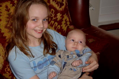 Arna Hr�nn f��ursystir �n�g� me� litla fr�nda sinn