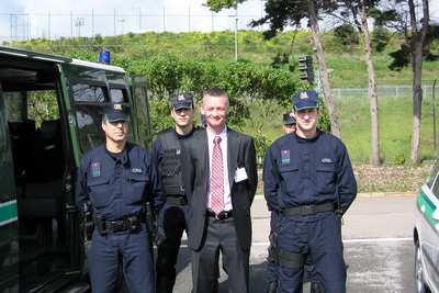 �nnur mynd af �rna me� li�sm�nnum Guarda Nacional Republicana