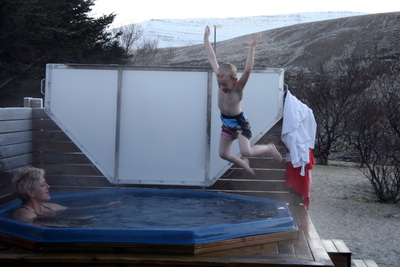 Ekki banginn vi� a� st�kkva � heita pottinn!