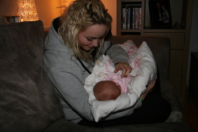 Me� br��urd�ttur s�na, Elsu D�s, � fanginu