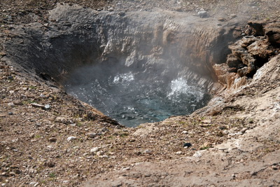 Litli-Geysir er talvert minni en s� eini sanni Geysir!