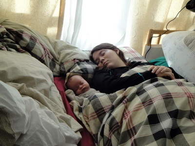 Yndisleg mynd af sofandi m��gum, Freyju R�n og Ingu Mar�u