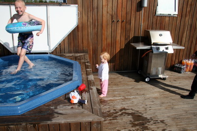 Einar �li gengur � vatni og stubbal�nan Elsa D�s fylgist spennt me�