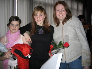 Katr�n, Alexandra og �sta Bj�rk, b�nar me� grunnsk�lann