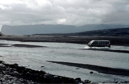 Eki� yfir j�kul� � Skei�ar�rsandi